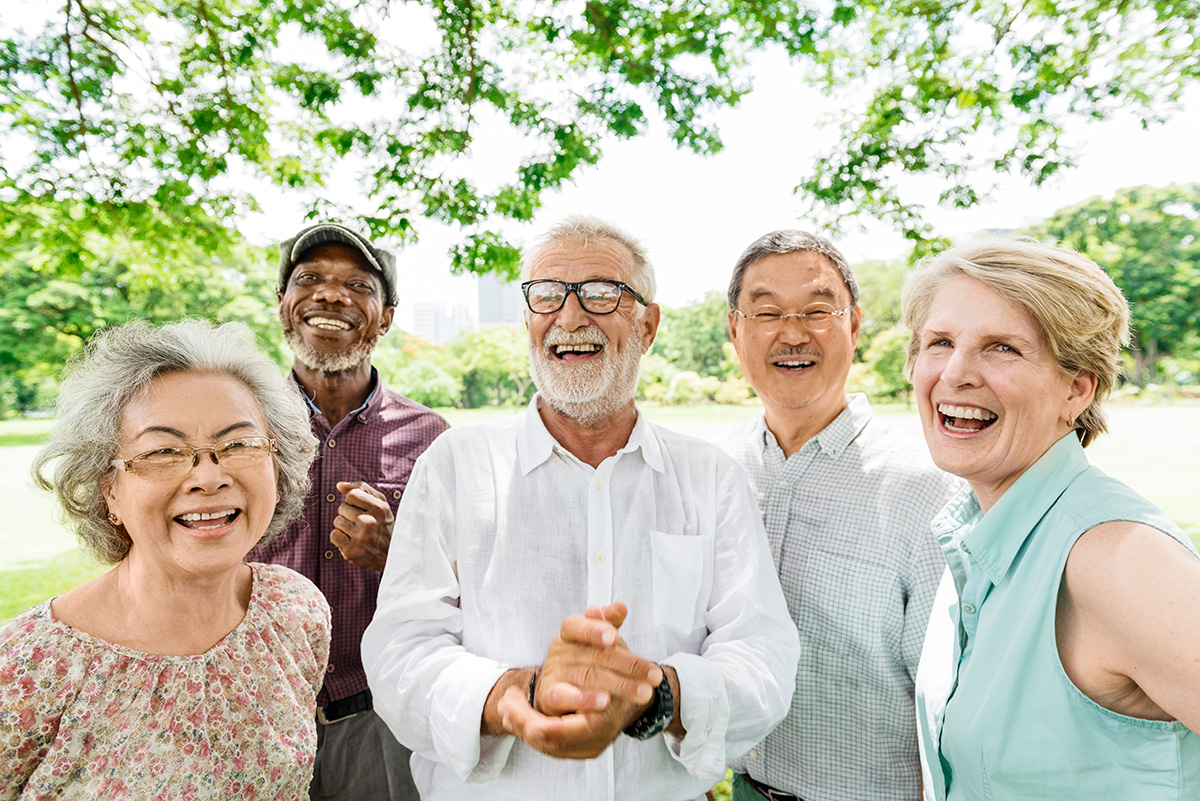 Older people are very. Счастливые долгожители. Пенсионеры долгожители. Счастливые пенсионеры картинки. Счастливое долголетие в России.